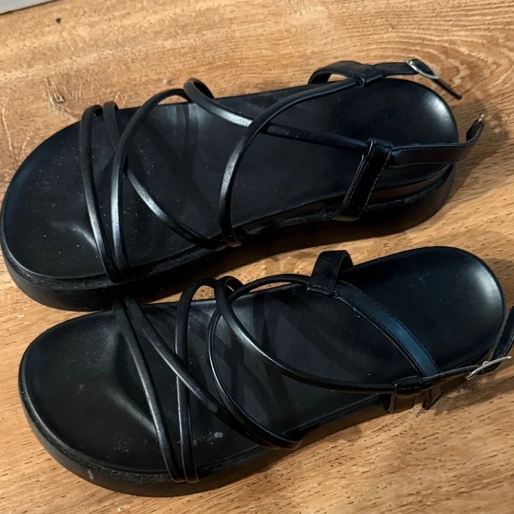 Black Strappy platform Sandals - Picture 2 of 4